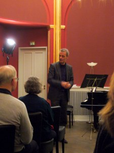 Prof. Erich Wolfgang Krüger moderiert beim Konzert