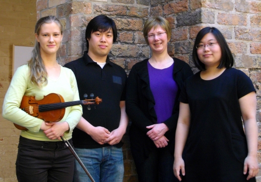 Prof. Hutcap mit Studenten ihrer Violinklasse in der HMT Rostock